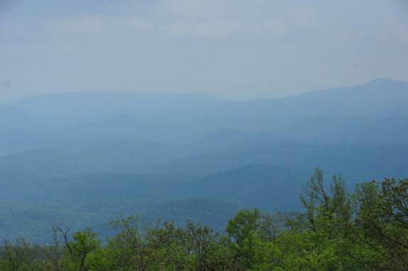 As montanhas azuis no horizonte dão o nome à Blue Ridge Parkway, na Carolina do Norte - Estados Unidos